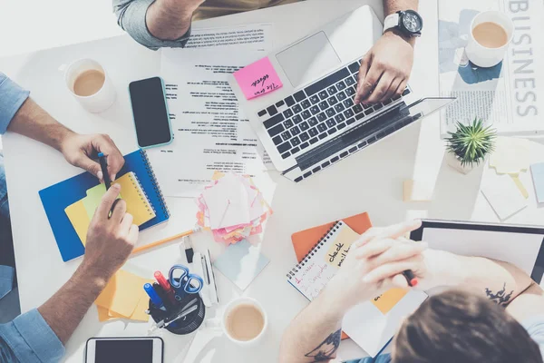 Recortado plano de los empresarios que trabajan en el nuevo proyecto juntos, concepto de trabajo en equipo de negocios - foto de stock