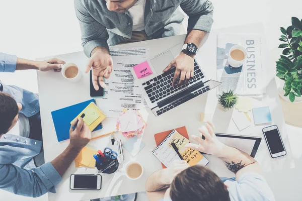 Vue aérienne de jeunes hommes d'affaires concentrés travaillant ensemble sur un nouveau projet, concept de travail d'équipe — Photo de stock