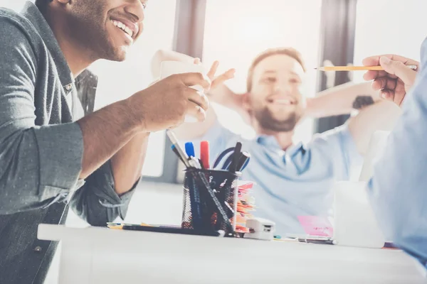 Tiro recortado de sorrir jovens empresários multiétnicos que trabalham em novo projeto no escritório, conceito de trabalho em equipe de negócios — Fotografia de Stock