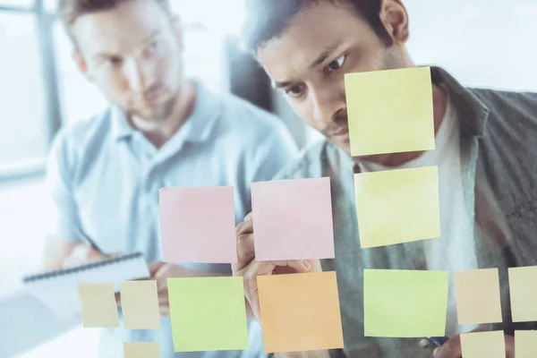 Hombres de negocios casuales que trabajan en el nuevo proyecto en la oficina, concepto de trabajo en equipo de negocios - foto de stock