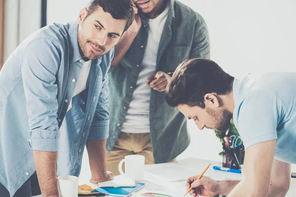 Colpo ritagliato di uomini d'affari multietnici che lavorano a nuovo progetto a ufficio — Foto stock