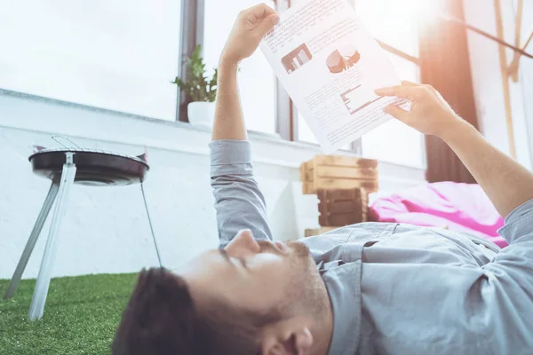 Seitenansicht des fokussierten Geschäftsmannes, der Dokumente analysiert, Geschäftsgründungskonzept — Stockfoto