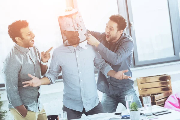 Retrato del equipo empresarial joven divirtiéndose en la oficina, trabajo en equipo de negocios - foto de stock