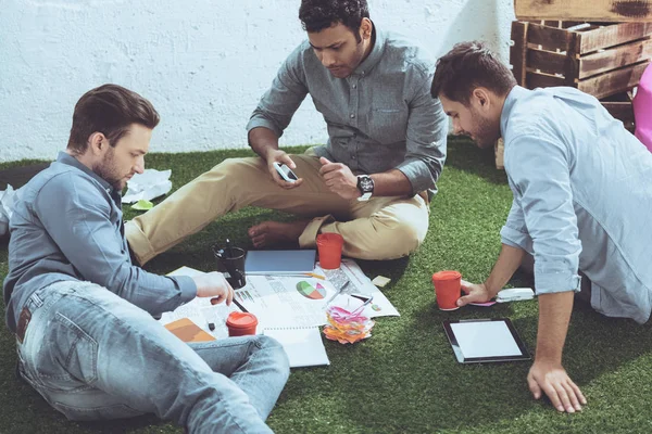 Vista laterale di uomini d'affari che lavorano su un nuovo business plan, lavoro di squadra aziendale — Foto stock