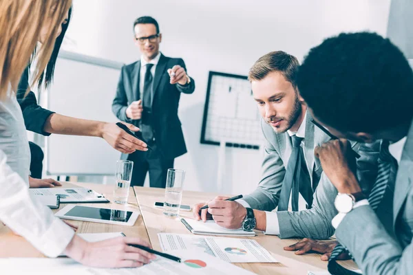 Multirracial negocios parters tener conversación en sala de conferencias - foto de stock