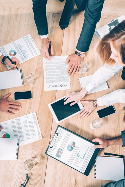 Overhead view of businesspeople having conversation — Stock Photo