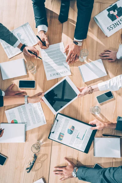 Vue d'ensemble des partenaires commerciaux ayant une conversation — Photo de stock