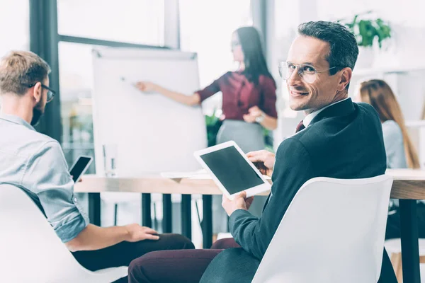 Bel homme d'affaires avec tablette numérique à la conférence — Photo de stock