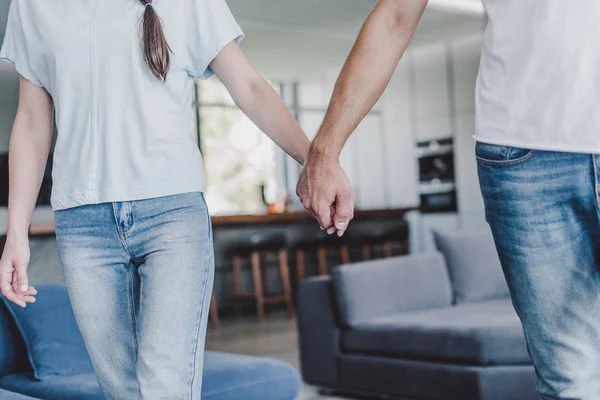 Image recadrée de couple tenant la main à la maison — Photo de stock