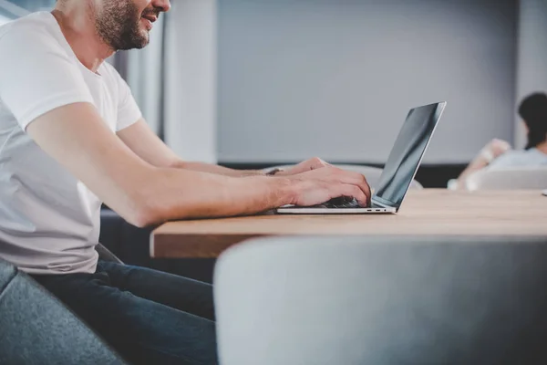 Visão parcial do freelancer masculino usando laptop com tela em branco em casa — Fotografia de Stock