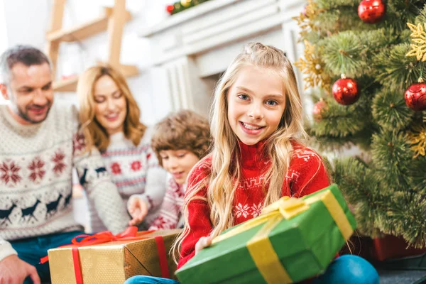 Schöne kleine Kind mit Geschenk verbringen Zeit mit Bruder und Eltern an Weihnachten zu Hause — Stockfoto