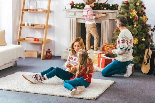 Щаслива молода сім'я проводить час разом на Різдво — стокове фото