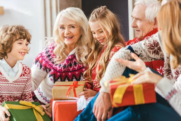 Famille heureuse avec des boîtes-cadeaux s'amuser ensemble pendant Noël — Photo de stock