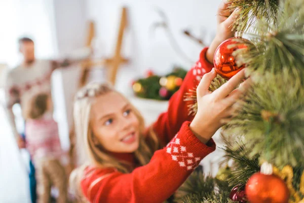 Gros plan de adorable petit enfant décorant arbre de Noël — Photo de stock