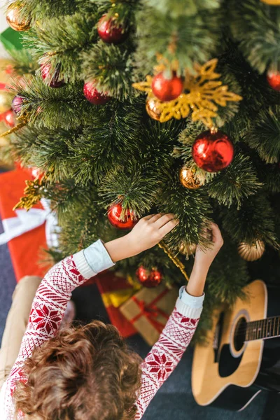 Vista de ángulo alto del árbol de Navidad de decoración de niños - foto de stock