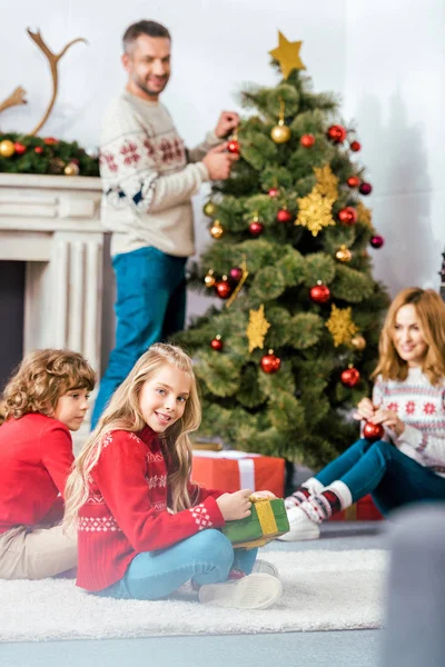 Padres e hijos pasando tiempo juntos en Navidad en casa - foto de stock