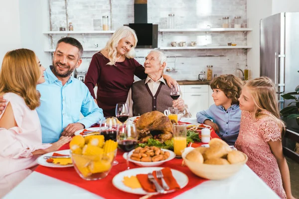 Familia grande teniendo deliciosa cena de acción de gracias juntos en casa - foto de stock