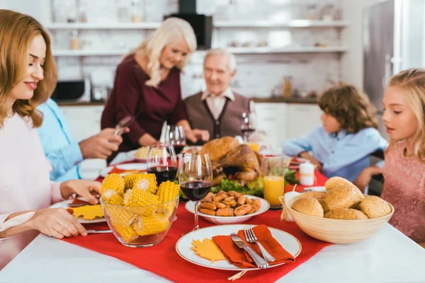 Gran familia teniendo cena de acción de gracias juntos en casa - foto de stock