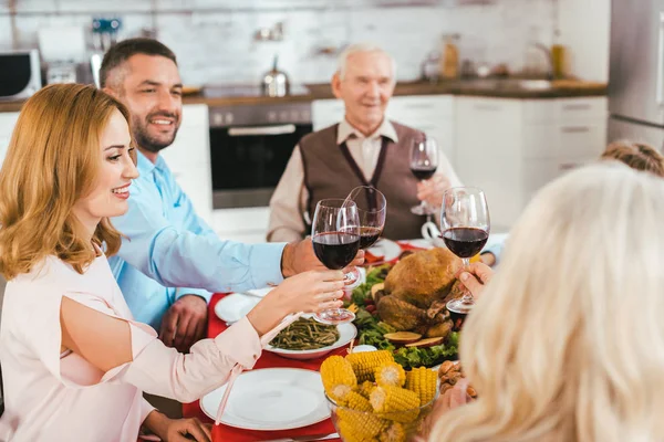 Feliz família clinking copos de vinho durante o jantar de ação de graças — Fotografia de Stock