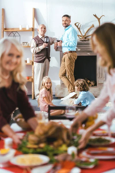 Молоді та дорослі чоловіки проводять час з дітьми під час святкування Дня подяки — стокове фото