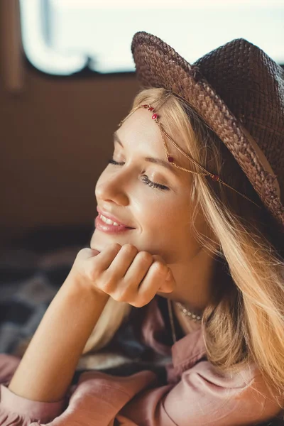 Привлекательная мечтательная хиппи девушка в шляпе с закрытыми глазами — стоковое фото