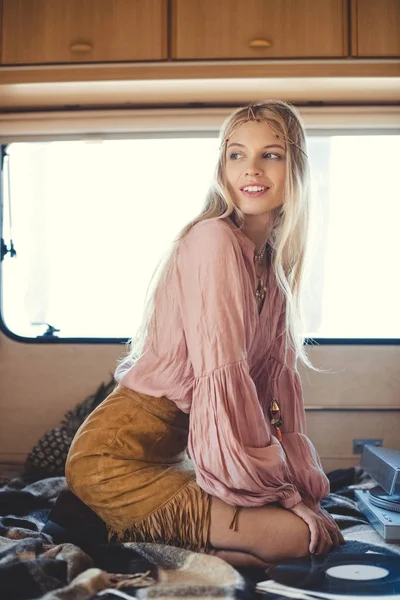 Attractive smiling girl with vinyl player inside camper van — Stock Photo