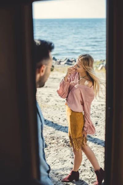 Joven pareja hippie, vista desde la puerta de autocaravana - foto de stock