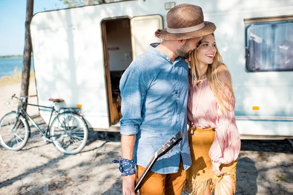 Belo casal feliz abraçando e andando perto de campervan — Fotografia de Stock