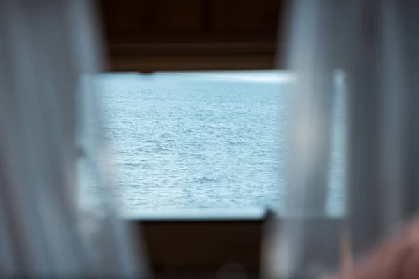 Vista del mar azul desde la ventana del remolque con cortinas - foto de stock