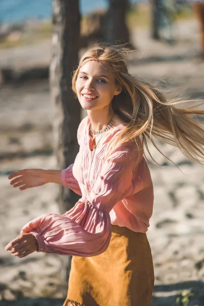 Attrayant gai hippie fille danse dans la forêt — Photo de stock