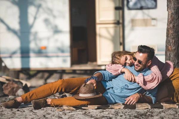 Hippie casal relaxante em cobertor perto van campista — Fotografia de Stock