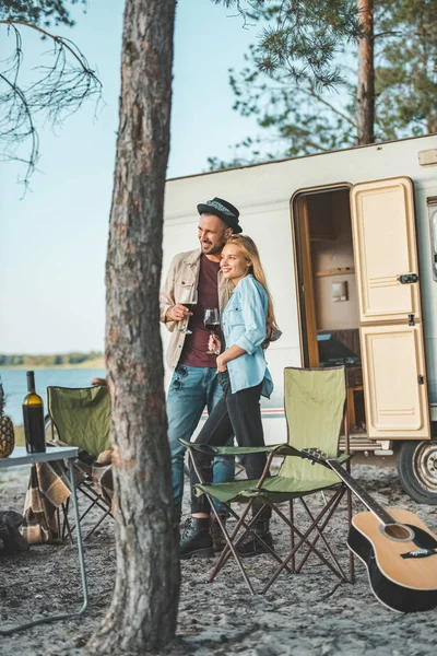 Jeune couple avec des verres de vin debout près de camping-car — Photo de stock