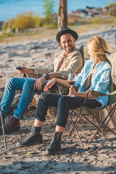 Schönes Paar mit Weingläsern, die sich beim Picknick anschauen — Stockfoto