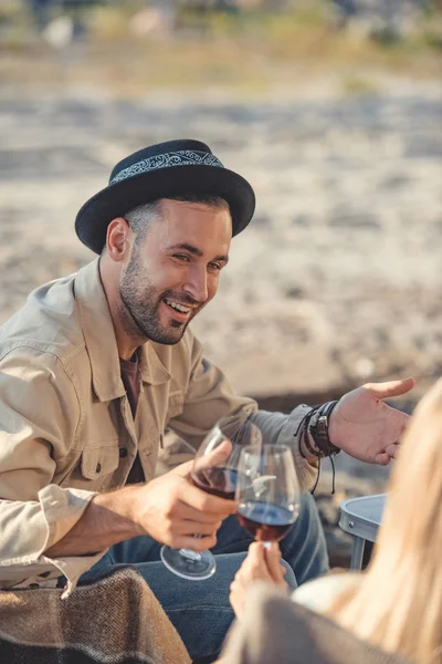 Feliz pareja tintineo con copas de vino durante un picnic — Stock Photo