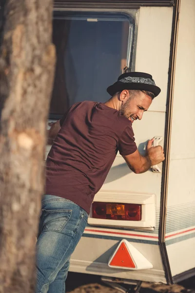 Vista trasera del hombre guapo empujando remolque - foto de stock