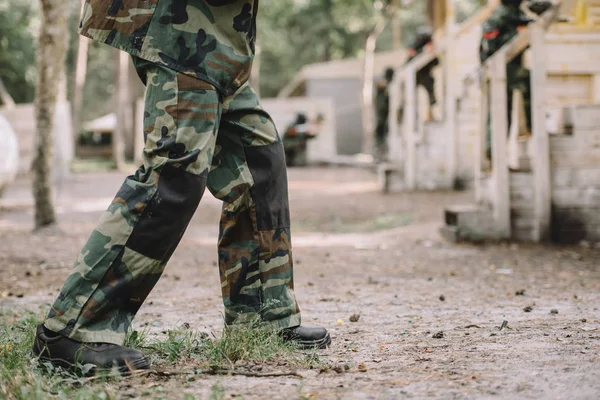 Imagem cortada de jogador de paintball vestindo camuflagem uniforme ao ar livre — Fotografia de Stock