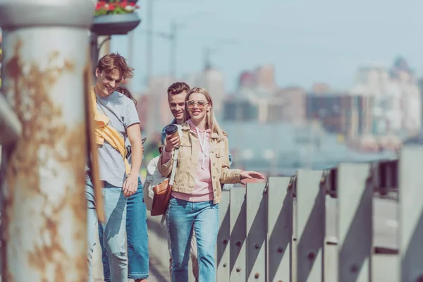 Touristes marchant dans la rue tout en voyageant ensemble — Photo de stock