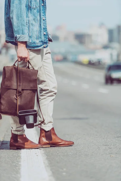 Teilansicht von Tourist mit Rucksack, der auf Straße steht — Stockfoto