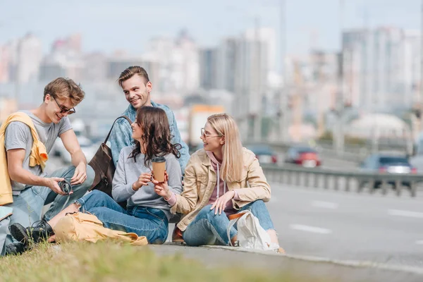 Turistas jóvenes con mochilas viajando juntos - foto de stock