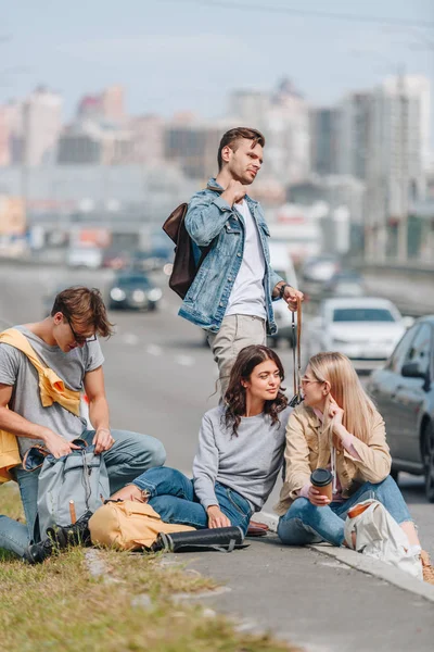 Giovani turisti con zaini che viaggiano insieme — Foto stock