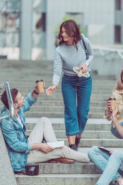 Friends resting on city steps while travleing together — Stock Photo