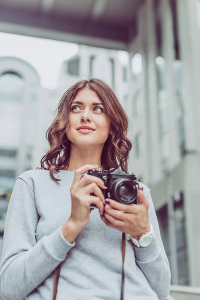 Hermoso fotógrafo con cámara fotográfica viajando por la ciudad - foto de stock