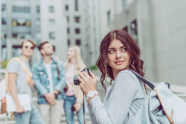 Belle photographe avec appareil photo en ville avec des amis — Photo de stock