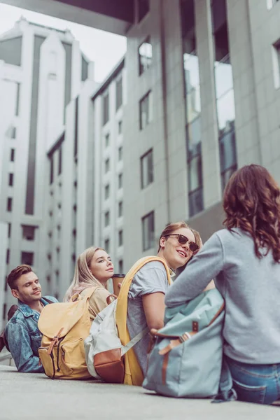 Junge stylische Touristenpaare verbringen Zeit miteinander in der Stadt — Stockfoto