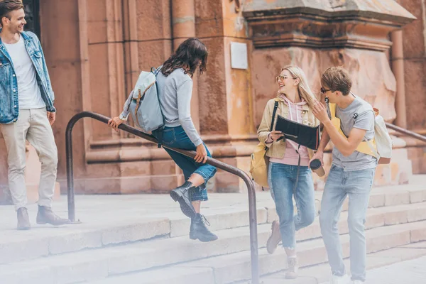 Jóvenes viajeros con mapa divirtiéndose en la ciudad — Stock Photo