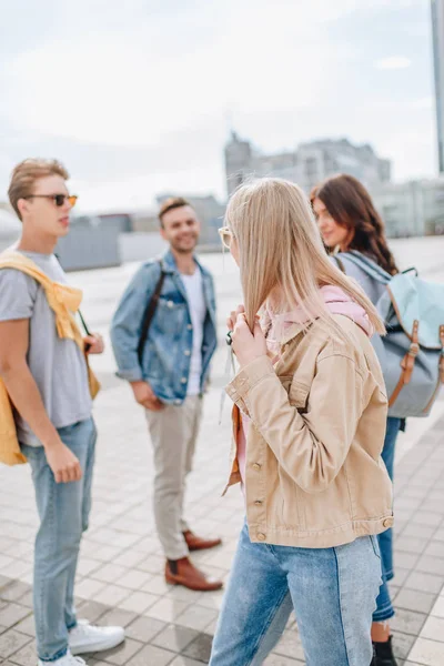 Turistas jóvenes y elegantes caminando en la ciudad - foto de stock