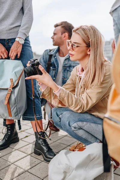 Belle photographe avec appareil photo en ville avec des amis — Photo de stock