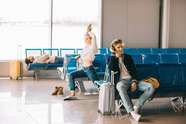 Attrayant jeune femme pratiquant le yoga en attendant le vol dans le terminal de l'aéroport — Stock Photo