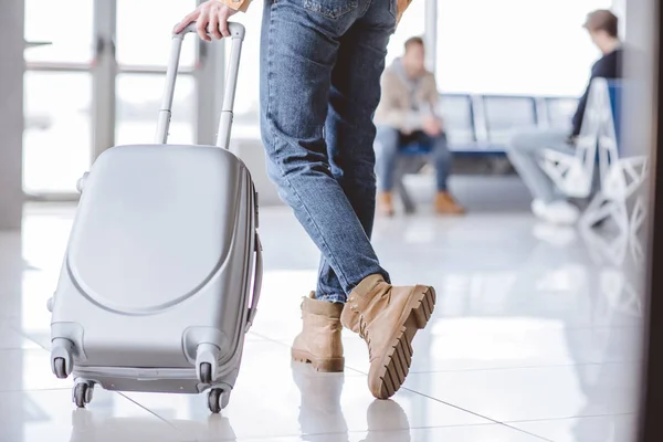 Низький секції молодих молодий мандрівник з валізою в терміналу аеропорту — стокове фото