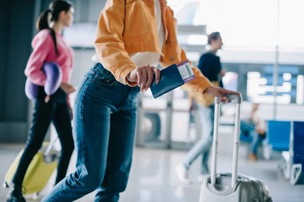 Foto ritagliata di ragazza in possesso di passaporto e carta d'imbarco in aeroporto — Foto stock